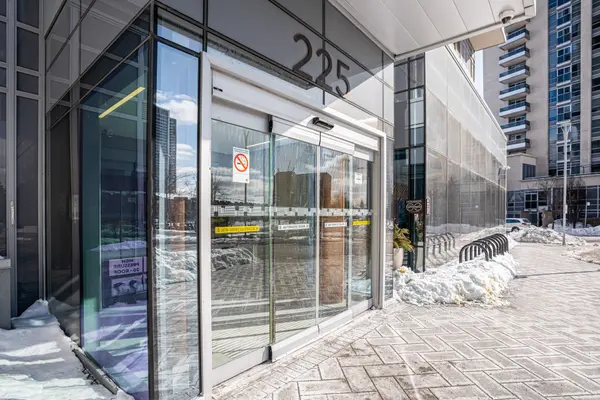 225 Village Green SQ #PH05, Toronto E07, ON M1S 0N4