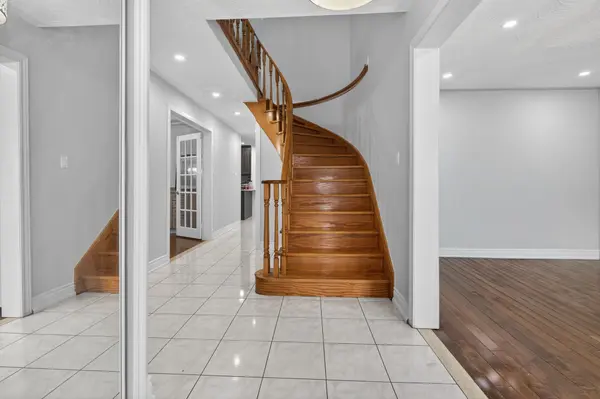 35 Kirk DR, Brampton, ON L6X 4E6