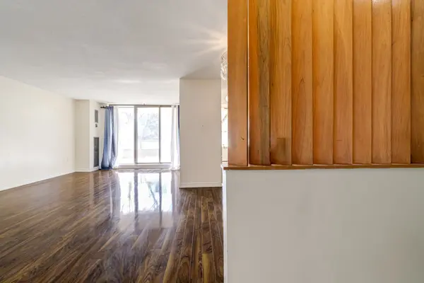 4 Kings Cross RD #202, Brampton, ON L6T 3X8
