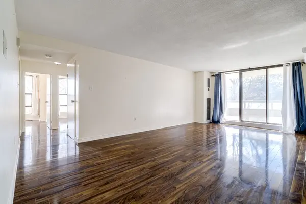 4 Kings Cross RD #202, Brampton, ON L6T 3X8
