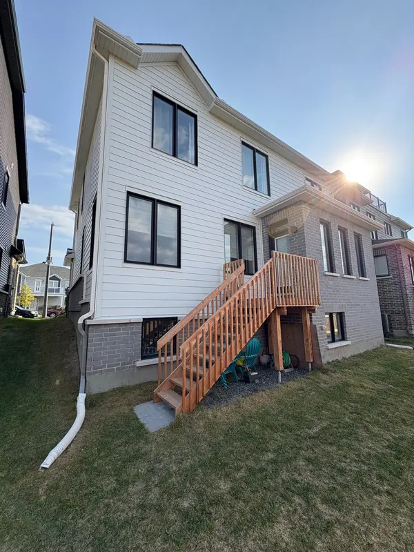 1005 Canoe ST, Barrhaven, ON K2J 7M5