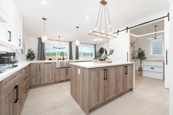 524 Waterford GRV, Chestermere, AB T1X 2Z9