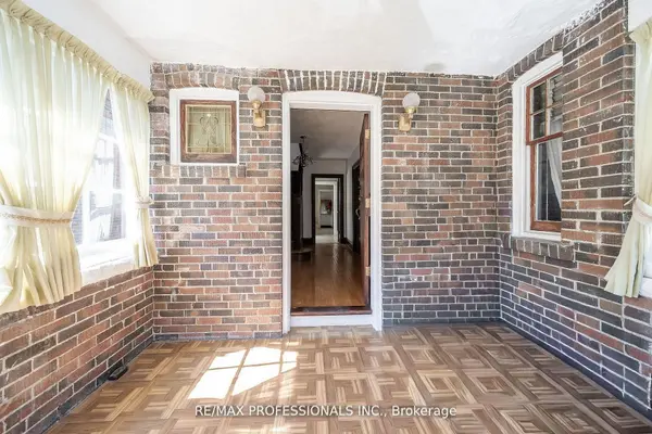 24 Queens AVE, Toronto W06, ON M8V 2N1