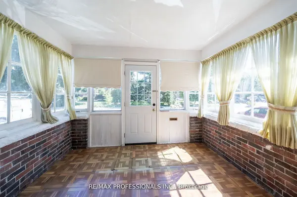 24 Queens AVE, Toronto W06, ON M8V 2N1