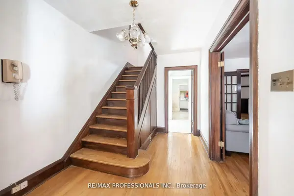 24 Queens AVE, Toronto W06, ON M8V 2N1