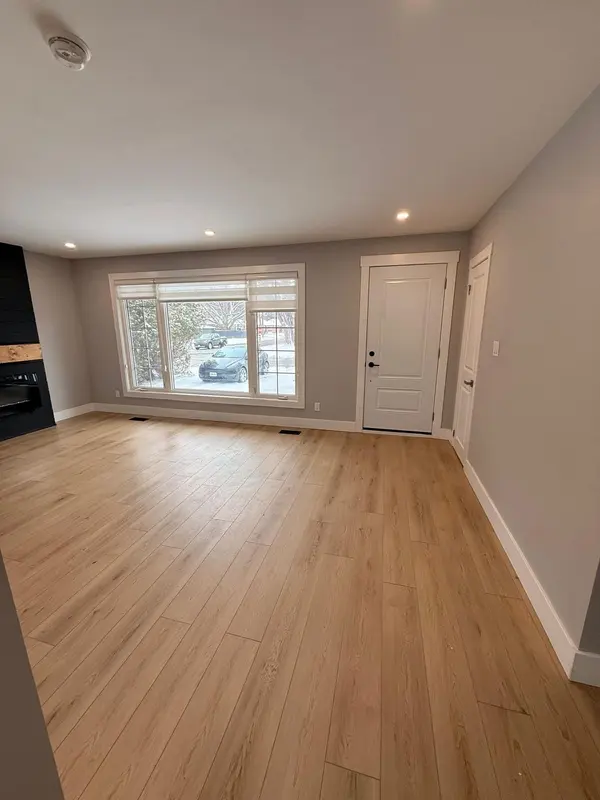 31 Varadi AVE #UPPER, Brantford, ON N3R 3N2