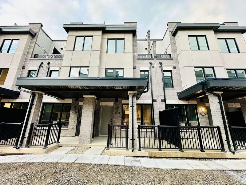 11 Baynes WAY #12, Bradford West Gwillimbury, ON L3Z 4M5
