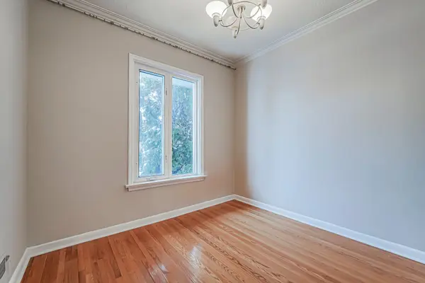 12 North Heights RD #Upper, Toronto W08, ON M9B 2T1