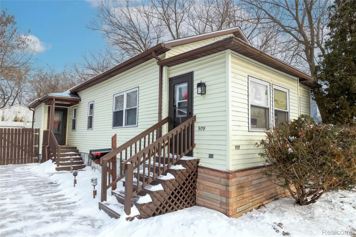 909 N Granger ST, Saginaw, MI 48602