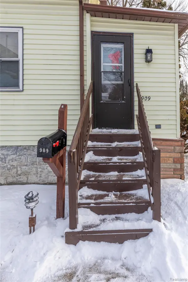 909 N Granger ST, Saginaw, MI 48602