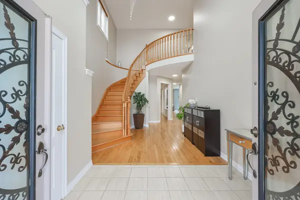 16 Mckenzie WAY, Bradford West Gwillimbury, ON L3Z 0K1