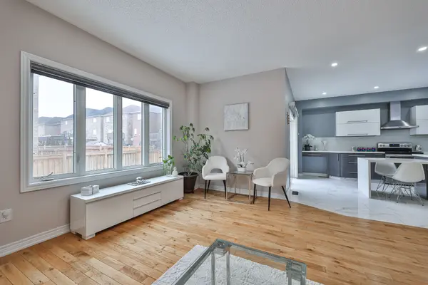 16 Mckenzie WAY, Bradford West Gwillimbury, ON L3Z 0K1