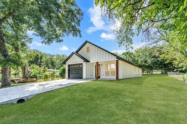 3712 Oak Meadow Street, Granbury, TX 76048