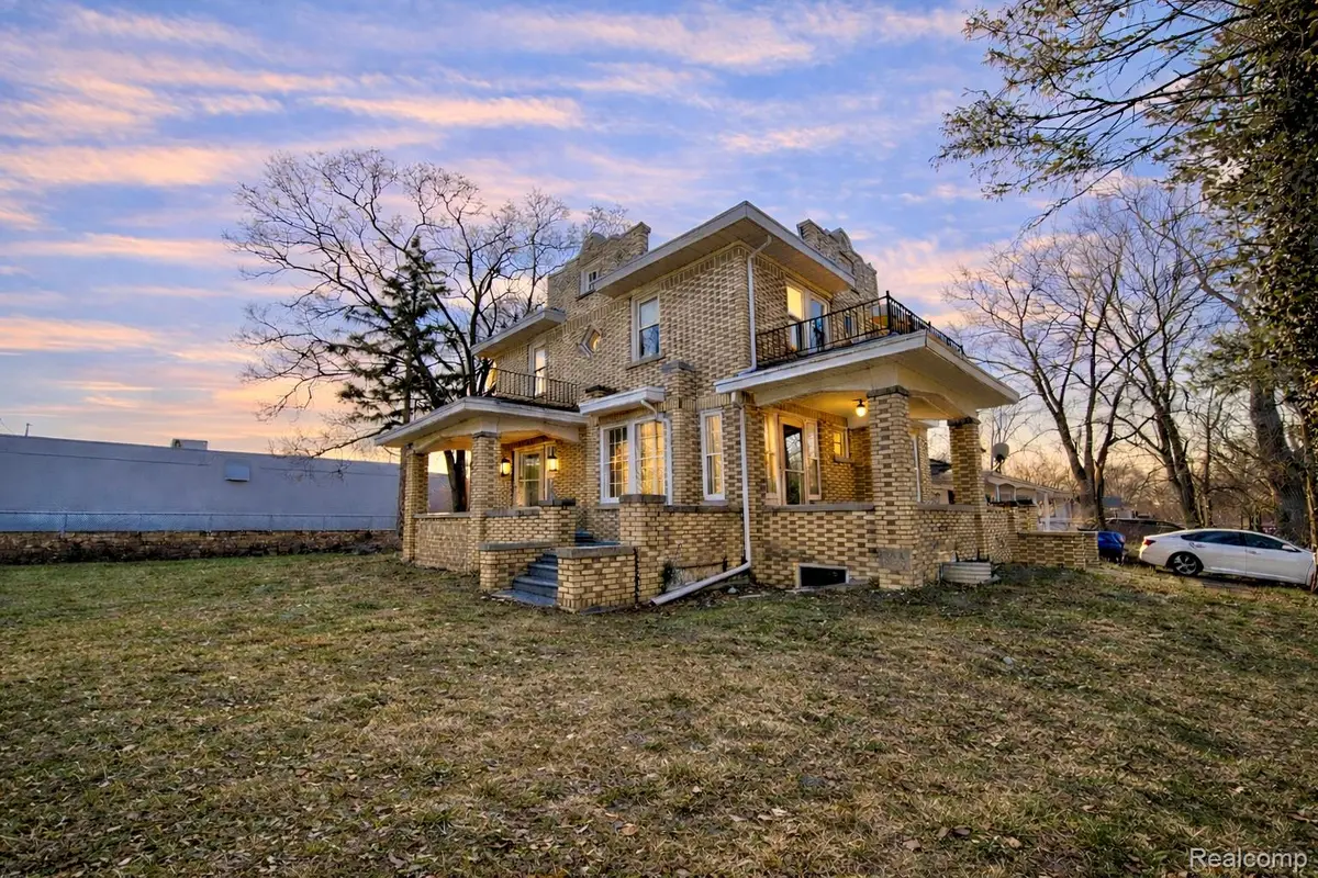 21855 Schoenherr RD, Warren, MI 48089