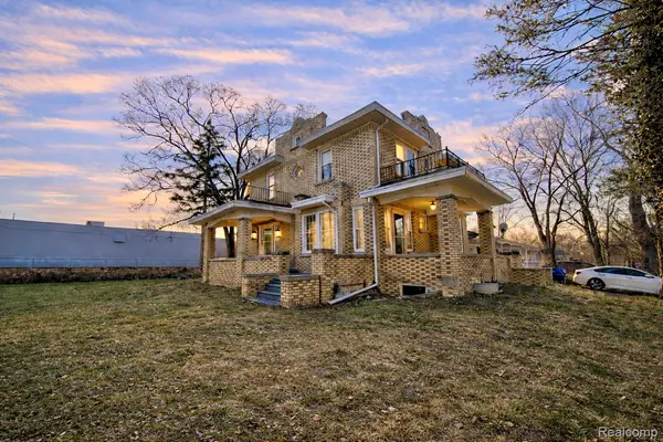 21855 Schoenherr RD, Warren, MI 48089