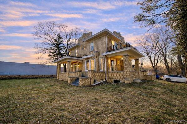 21855 Schoenherr RD, Warren, MI 48089