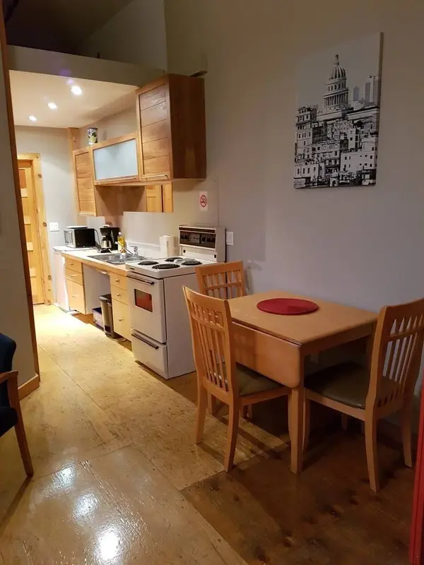 2480 Dundas ST W, Toronto W02, ON M6P 1W9