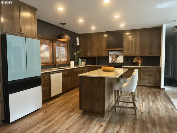 393 KNOLL TERRACE DR, Canyonville, OR 97417