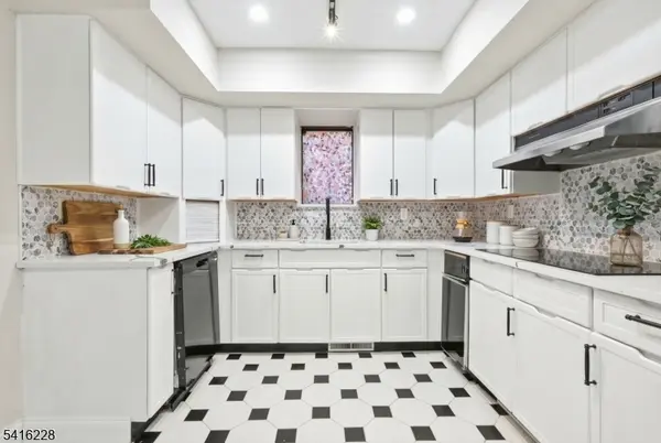 5 Millay Ct, Teaneck Twp., NJ 07666