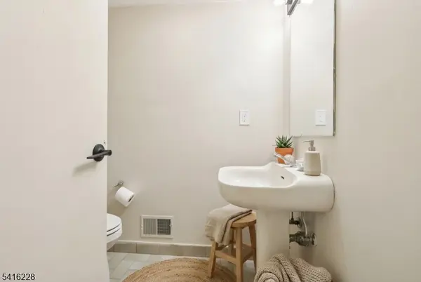 5 Millay Ct, Teaneck Twp., NJ 07666