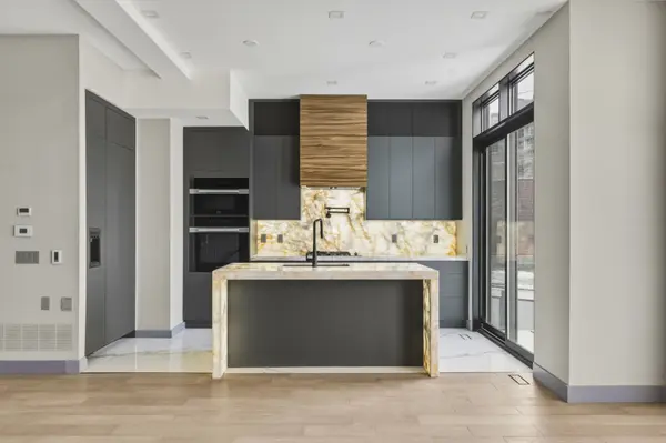 1002 Spadina RD, Toronto C04, ON M5N 2M6