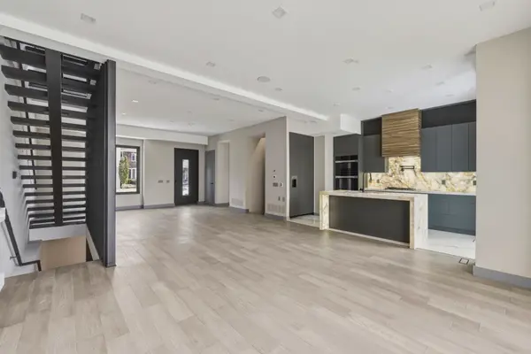 1002 Spadina RD, Toronto C04, ON M5N 2M6