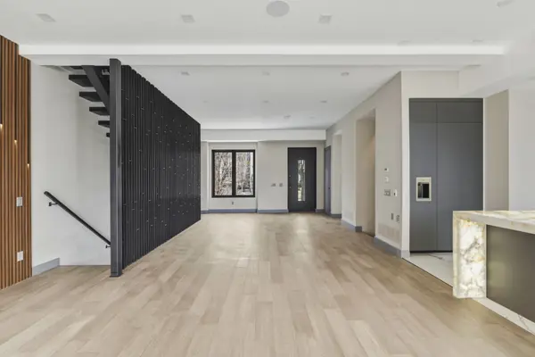 1002 Spadina RD, Toronto C04, ON M5N 2M6