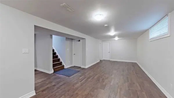 133 B Harrison DR, Newmarket, ON L3Y 4P5