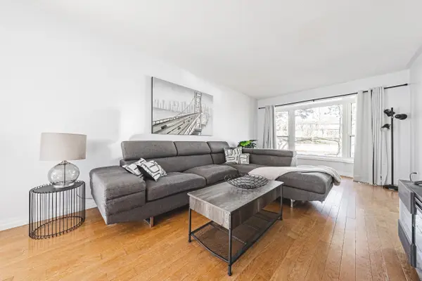 2220 UPPER MIDDLE RD #4, Burlington, ON L7P 3P4