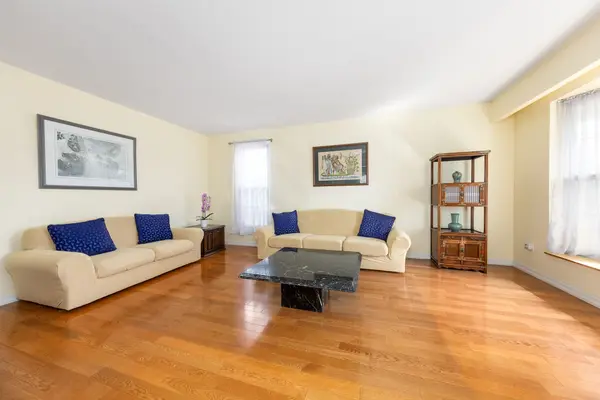 1924 Steepbank CRES, Mississauga, ON L4X 1T8