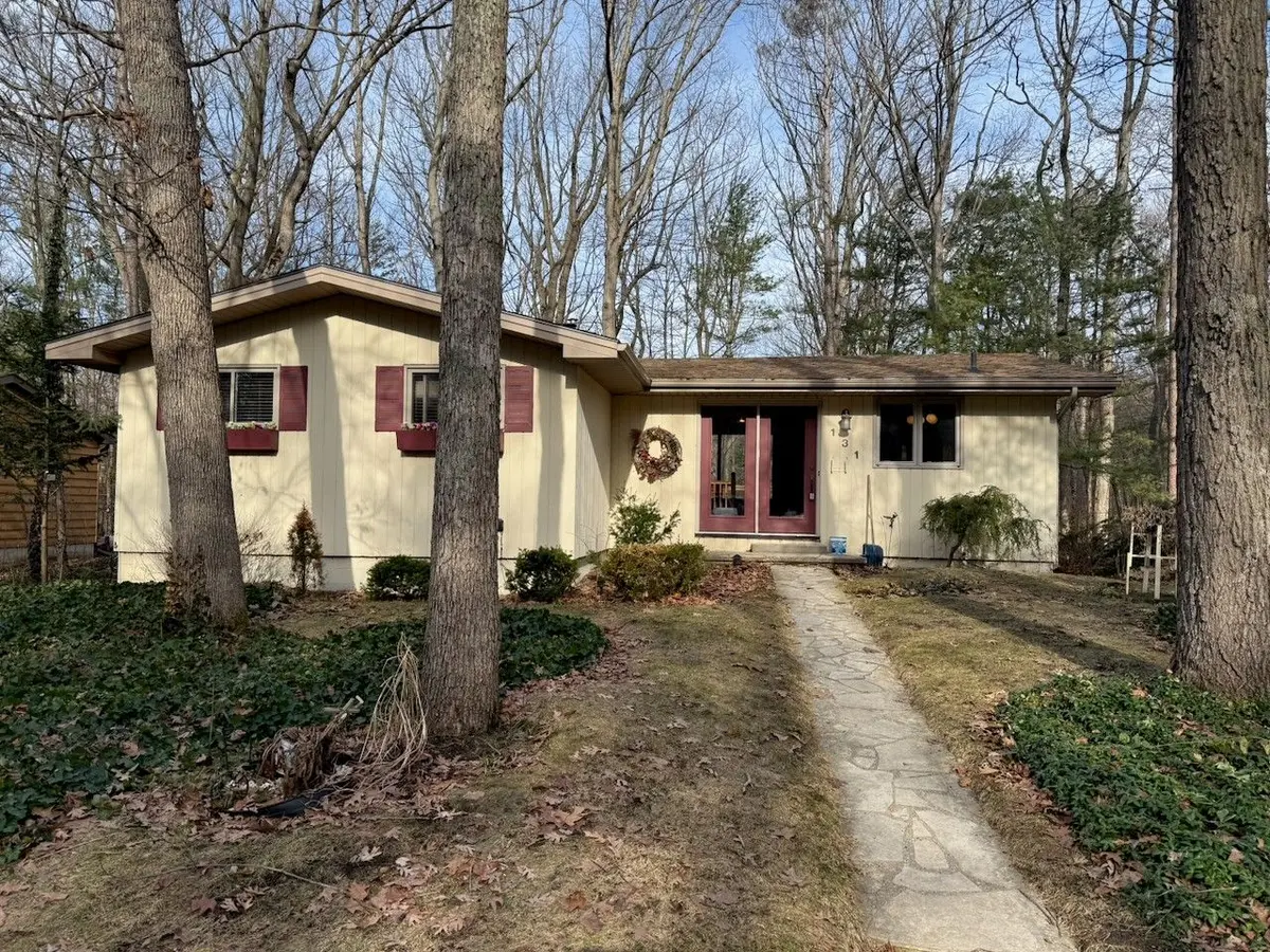 10296 Pines Pkwy, Lambton Shores, ON N0M 1T0