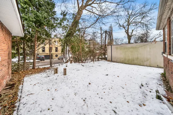 181 Poplar Plains RD, Toronto C02, ON M4V 2N1