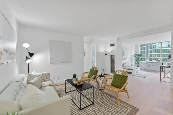 633 Bay ST #921, Toronto C01, ON M5G 2G4