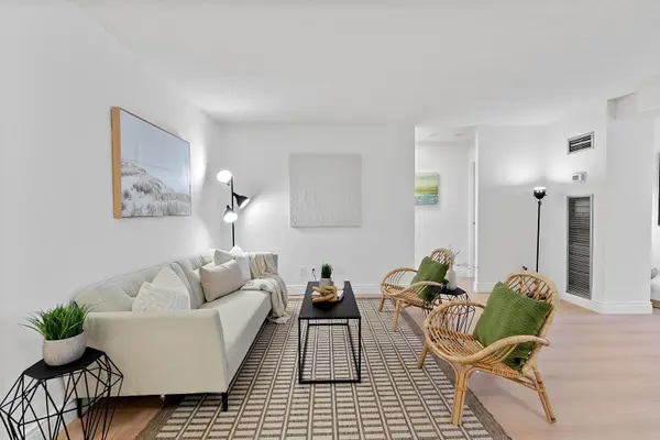 633 Bay ST #921, Toronto C01, ON M5G 2G4