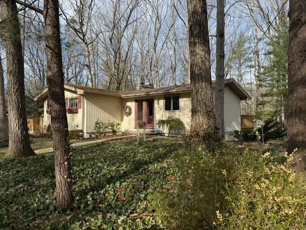 10296 Pines Pkwy, Lambton Shores, ON N0M 1T0