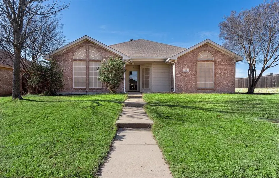 737 Summercrest Boulevard, Burleson, TX 76028