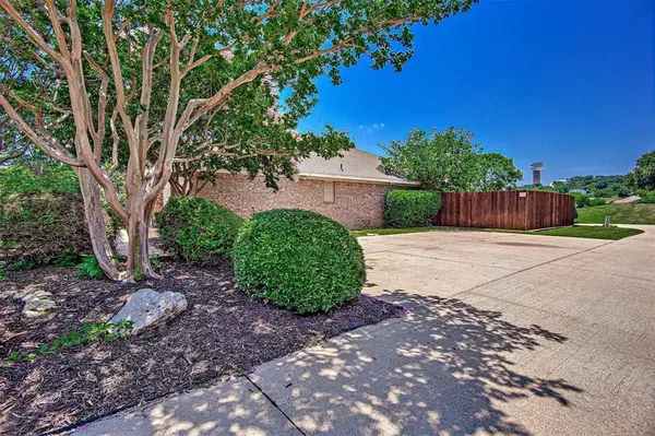737 Summercrest Boulevard, Burleson, TX 76028