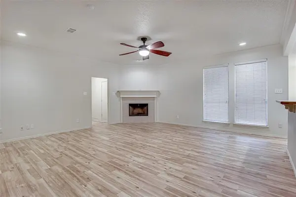 737 Summercrest Boulevard, Burleson, TX 76028