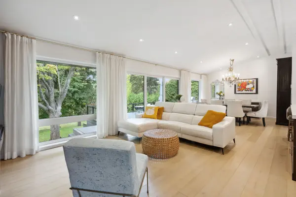 48 Royal RD, Aurora, ON L4G 1A9