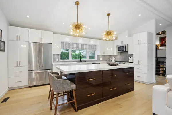 48 Royal RD, Aurora, ON L4G 1A9