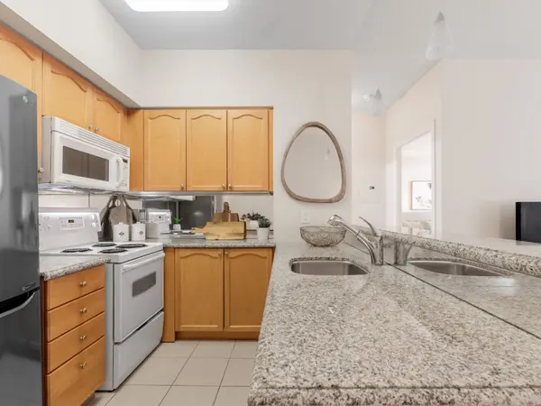 2119 Lake Shore BLVD W #501, Toronto W06, ON M8V 4E8