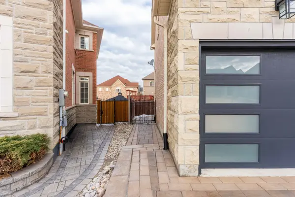 144 Bloomsbury AVE, Brampton, ON L6P 2X2