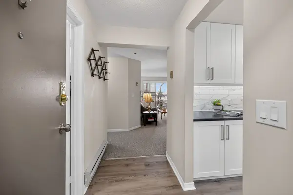 6 NIAGARA ST #208, Grimsby, ON L3M 5A4