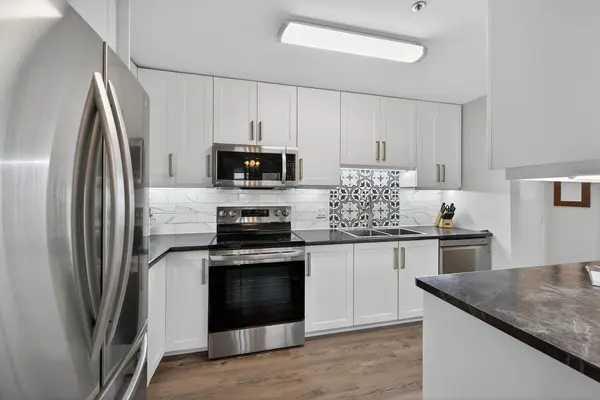 6 NIAGARA ST #208, Grimsby, ON L3M 5A4