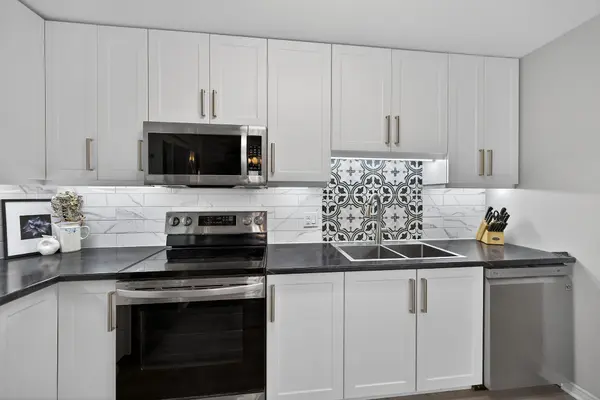 6 NIAGARA ST #208, Grimsby, ON L3M 5A4