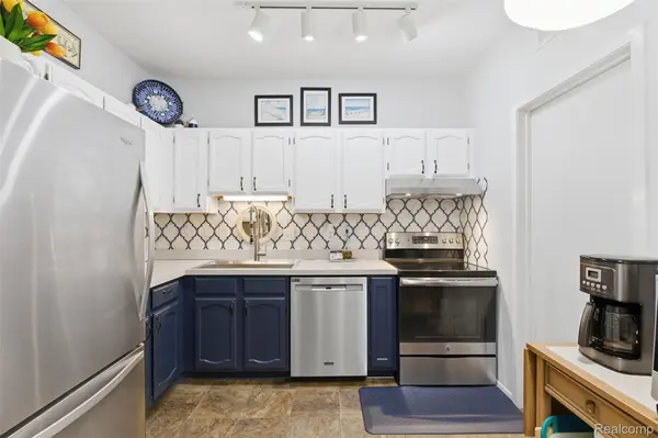 29325 Laurel DR, Farmington Hills, MI 48331