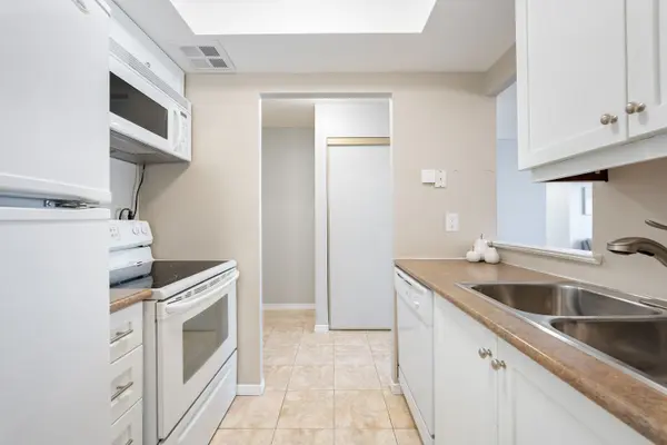 5 Greystone Walk DR #1206, Toronto E04, ON M1K 5J5