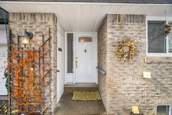 11 St Andrew's CT, Aurora, ON L4G 3B2