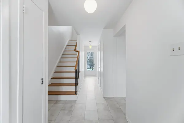 11 St Andrew's CT, Aurora, ON L4G 3B2