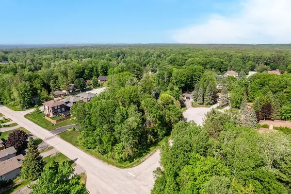 7 Smallman DR, Wasaga Beach, ON L9Z 1L1